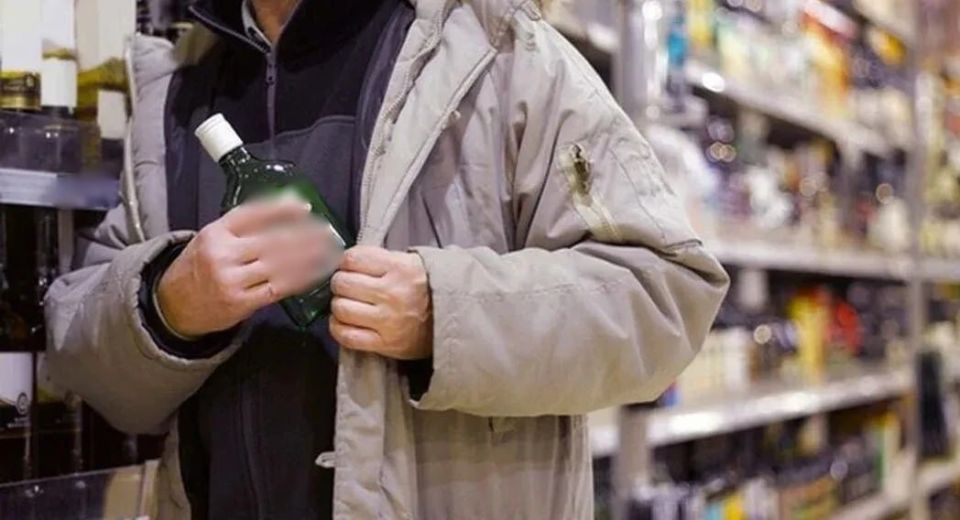«Непреодолимое желание выпить»: полиция Донецка задержала подозреваемого в краже алкоголя из магазина