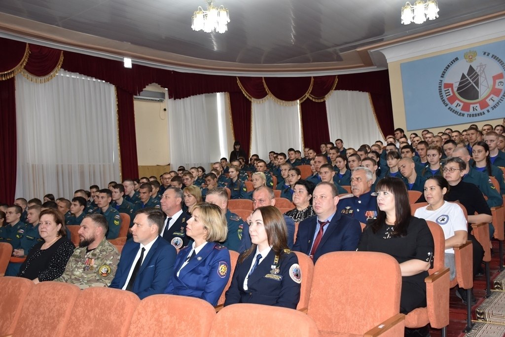 Десять добровольных пожарных – студентов Шахтинского регионального колледжа топлива и энергетики имени академика П. И. Степанова получили удостоверения Десять добровольных пожарных – студентов Шахтинского регионального колледжа топлива и энергетики имени академика П. И. Степанова получили удостоверения