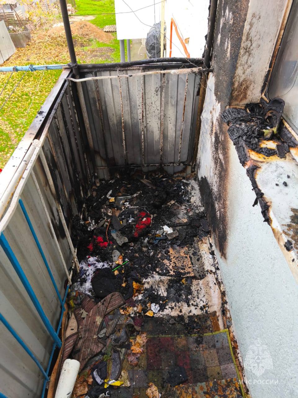 Как избавиться от хлама на балконе показал мальчик в Азове — с помощью зажигалки