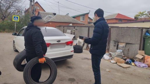 Александр Скрябин: Уважаемые ростовчане!. В районах продолжается работа по выявлению случаев незаконной выгрузки мусора рядом с контейнерными площадками и наказанию тех, кто не любит наш город и захламляет его