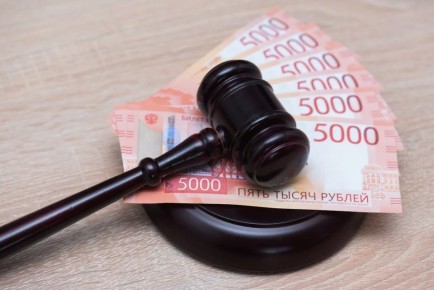 Бывший работник ФСИН получил 4 года колонии за пронос телефона заключенному