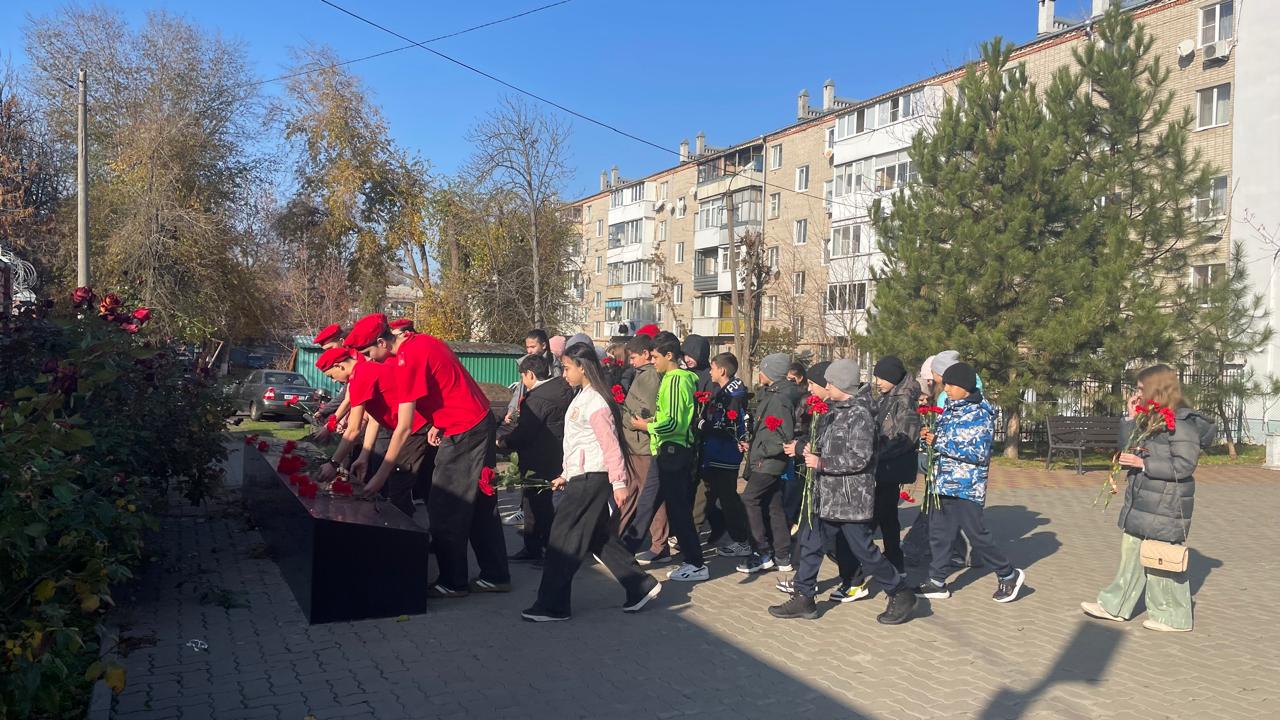 Сотрудники полиции и учащиеся школ возложили цветы к мемориалу