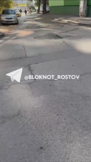 Ростовчане показали огромные ямы возле дома, в которые страшно провалится и днем, и ночью