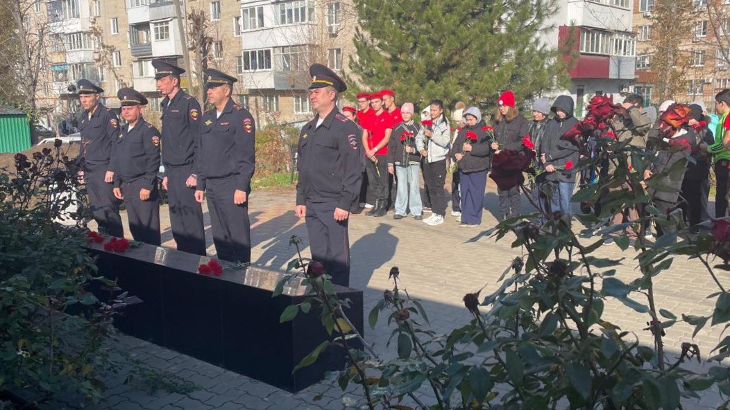 Сотрудники полиции и учащиеся школ возложили цветы к мемориалу Сотрудники полиции и учащиеся школ возложили цветы к мемориалу