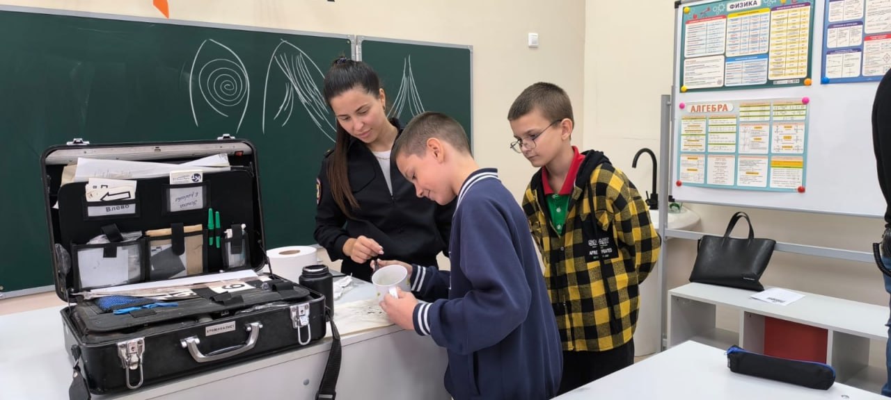 В школе Неклиновского района полицейские провели игру «Юный следопыт»