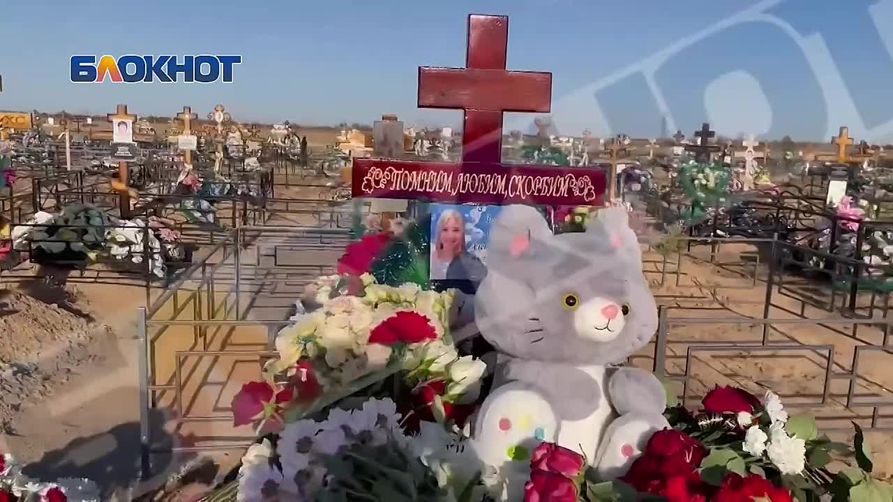 «Мы были в шоке все»: к стихийному мемориалу на месте гибели Оли и Насти их однокурсники и преподаватель возложили цветы