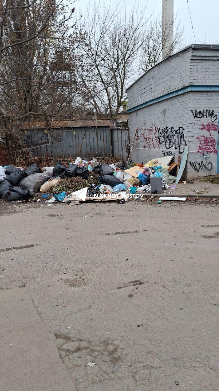 Ростовчане пожаловались на очередную свалку мусора – в этот раз на Днепропетровской, 10А Ростовчане пожаловались на очередную свалку мусора – в этот раз на Днепропетровской, 10А