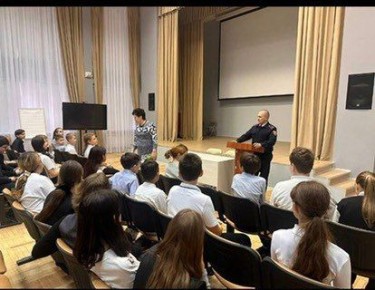 Самый близкий к народу: в ростовском лицее руководитель службы участковых уполномоченных полиции встретился с учащимися полицейского класса