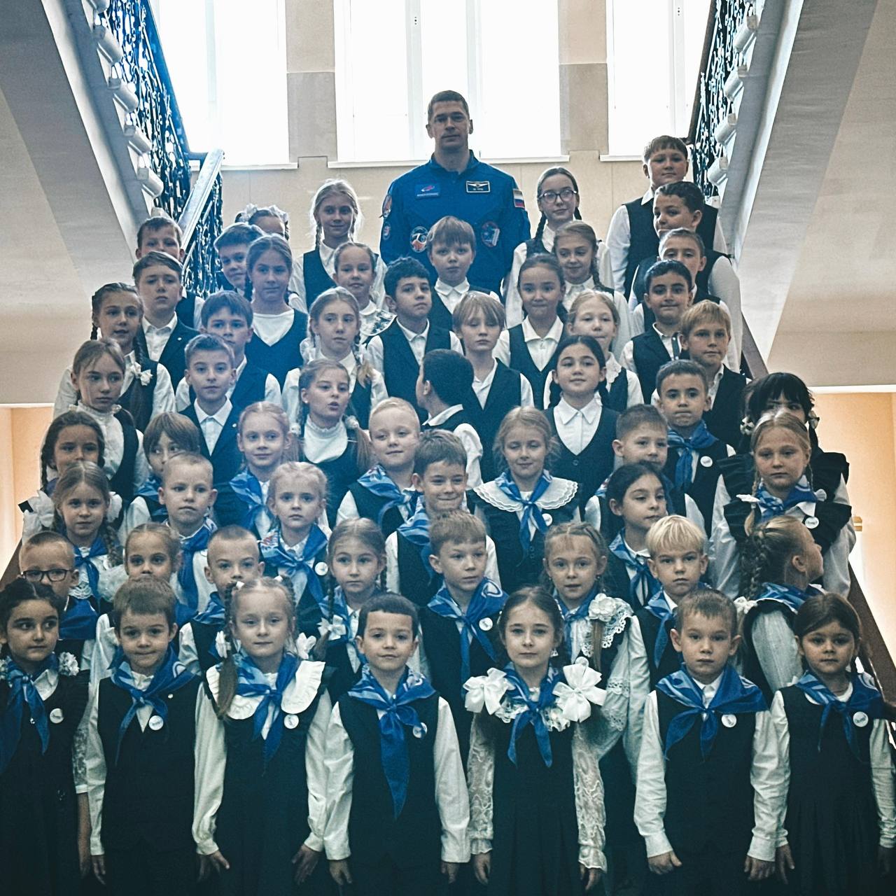 Памятный стенд открыли в новочеркасской школе №1 в честь Героя РФ летчика-космонавта Николая Чуба