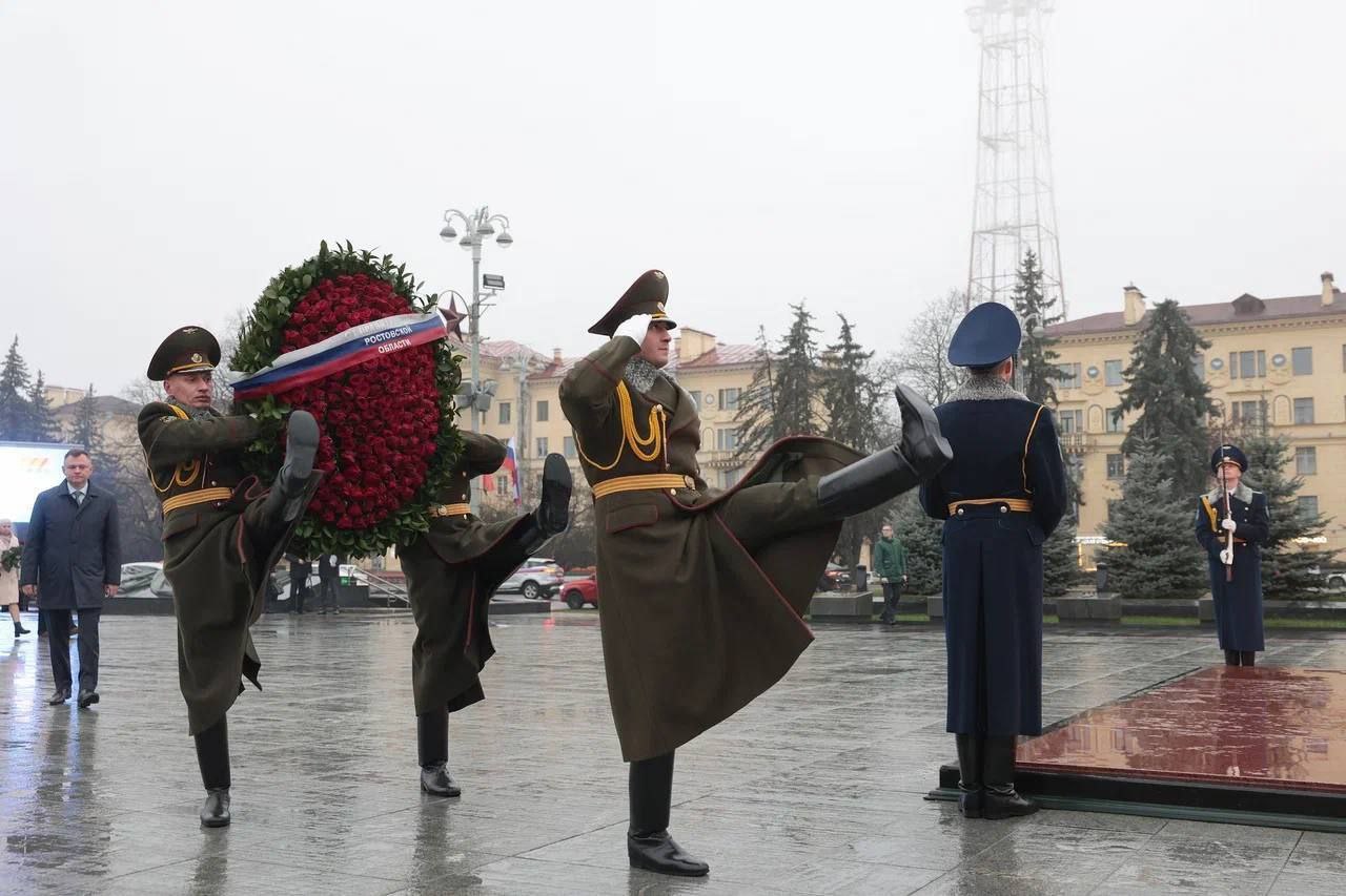 Юрий Слюсарь: Вместе с делегацией Ростовской области мы возложили цветы к подножию величественного монумента Победы в сердце Минска Юрий Слюсарь: Вместе с делегацией Ростовской области мы возложили цветы к подножию величественного монумента Победы в сердце Минска