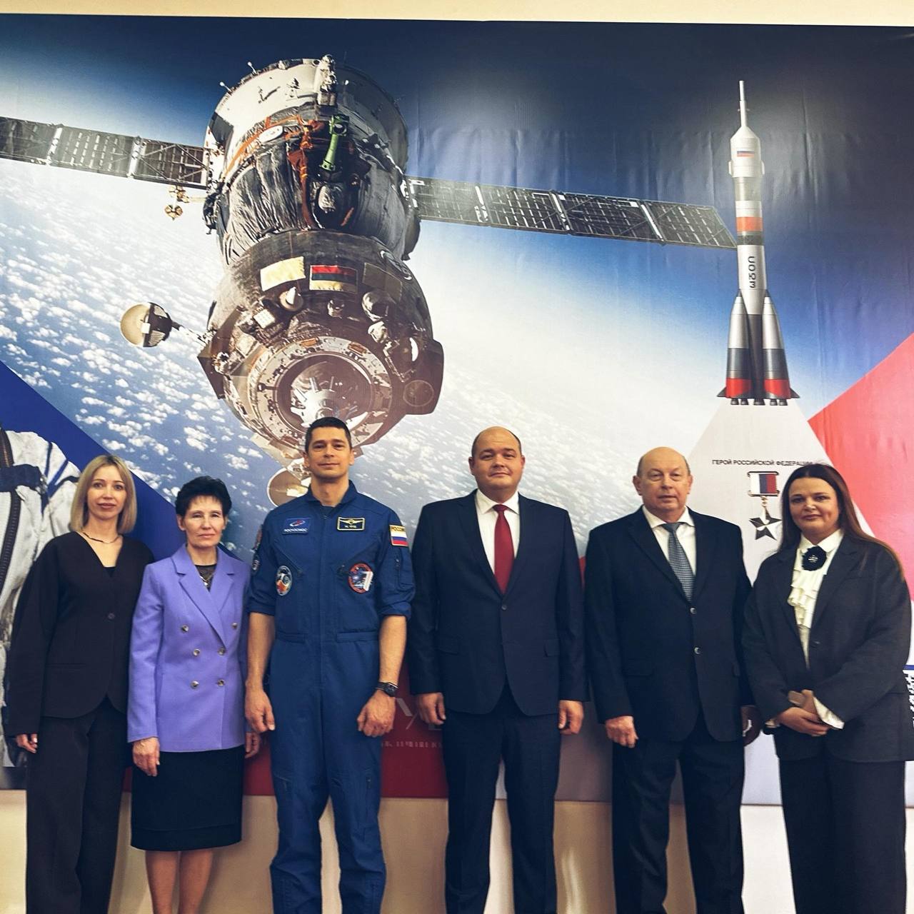 Памятный стенд открыли в новочеркасской школе №1 в честь Героя РФ летчика-космонавта Николая Чуба Памятный стенд открыли в новочеркасской школе №1 в честь Героя РФ летчика-космонавта Николая Чуба