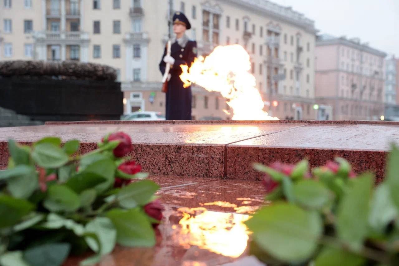 Юрий Слюсарь: Вместе с делегацией Ростовской области мы возложили цветы к подножию величественного монумента Победы в сердце Минска Юрий Слюсарь: Вместе с делегацией Ростовской области мы возложили цветы к подножию величественного монумента Победы в сердце Минска