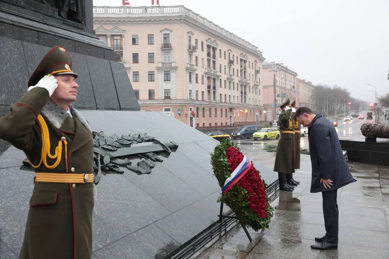 Юрий Слюсарь: Вместе с делегацией Ростовской области мы возложили цветы к подножию величественного монумента Победы в сердце Минска Юрий Слюсарь: Вместе с делегацией Ростовской области мы возложили цветы к подножию величественного монумента Победы в сердце Минска
