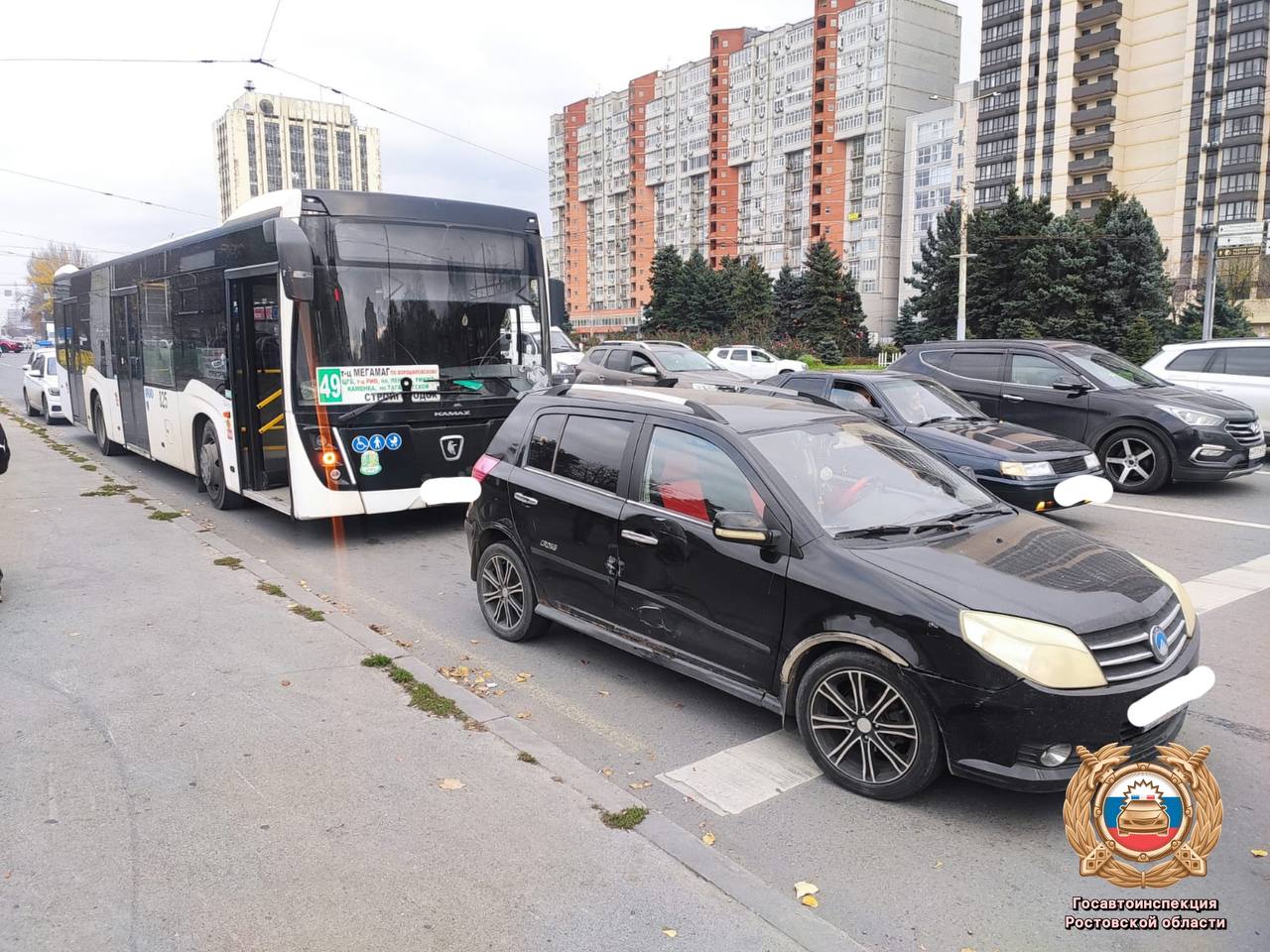 Сотрудники полиции устанавливают обстоятельства ДТП на Ворошиловском проспекте