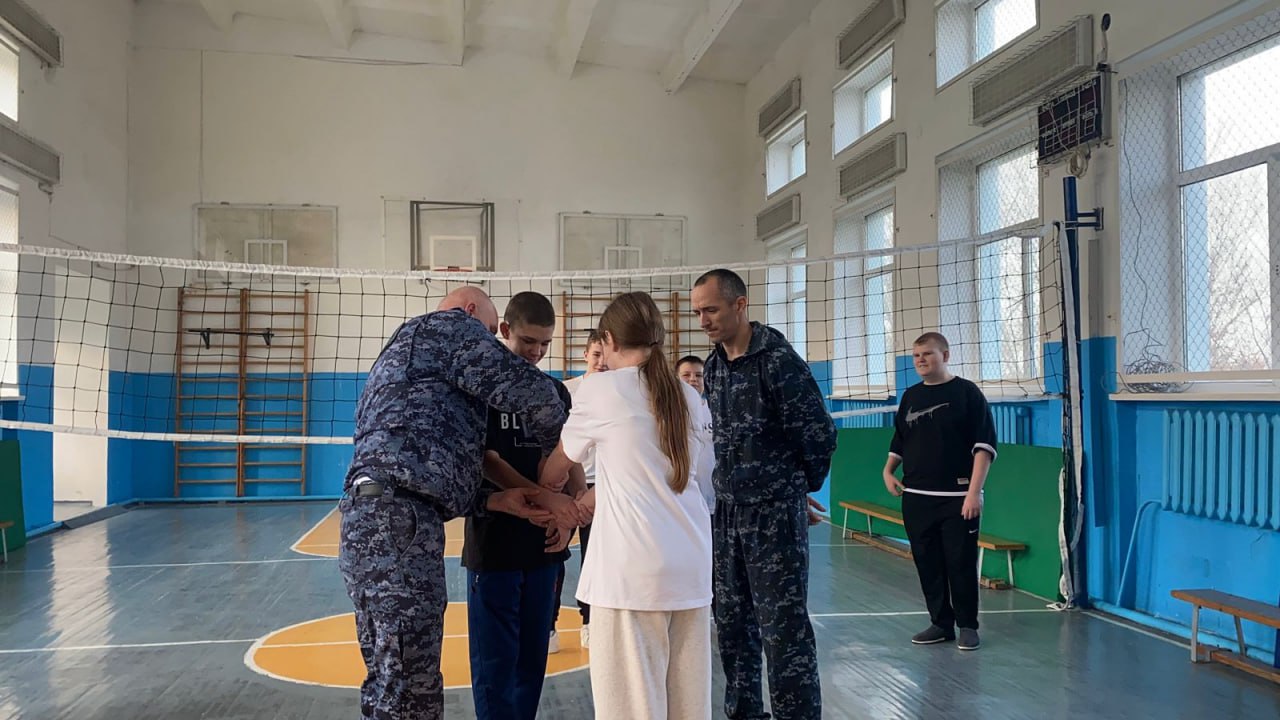 Правоохранители Песчанокопского района провели урок для учащихся «полицейского класса» Правоохранители Песчанокопского района провели урок для учащихся «полицейского класса»