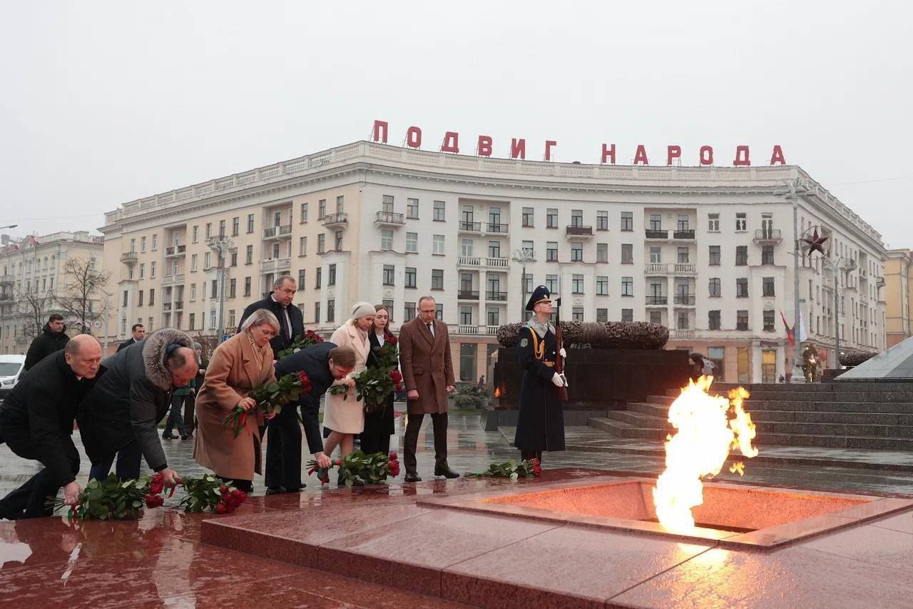 Юрий Слюсарь: Вместе с делегацией Ростовской области мы возложили цветы к подножию величественного монумента Победы в сердце Минска Юрий Слюсарь: Вместе с делегацией Ростовской области мы возложили цветы к подножию величественного монумента Победы в сердце Минска