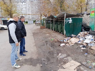 Товарищи новочеркасцы!. В минувшие выходные вместе с исполняющим обязанности моего заместителя Владимиром Костюком лично обошёл центр города