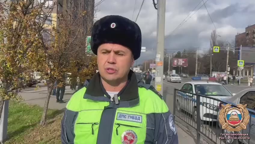 Сотрудники полиции устанавливают обстоятельства ДТП в результате которого пострадали два человека