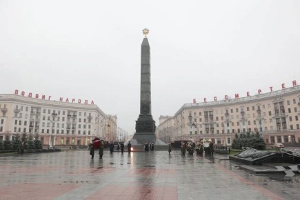 Юрий Слюсарь: Вместе с делегацией Ростовской области мы возложили цветы к подножию величественного монумента Победы в сердце Минска