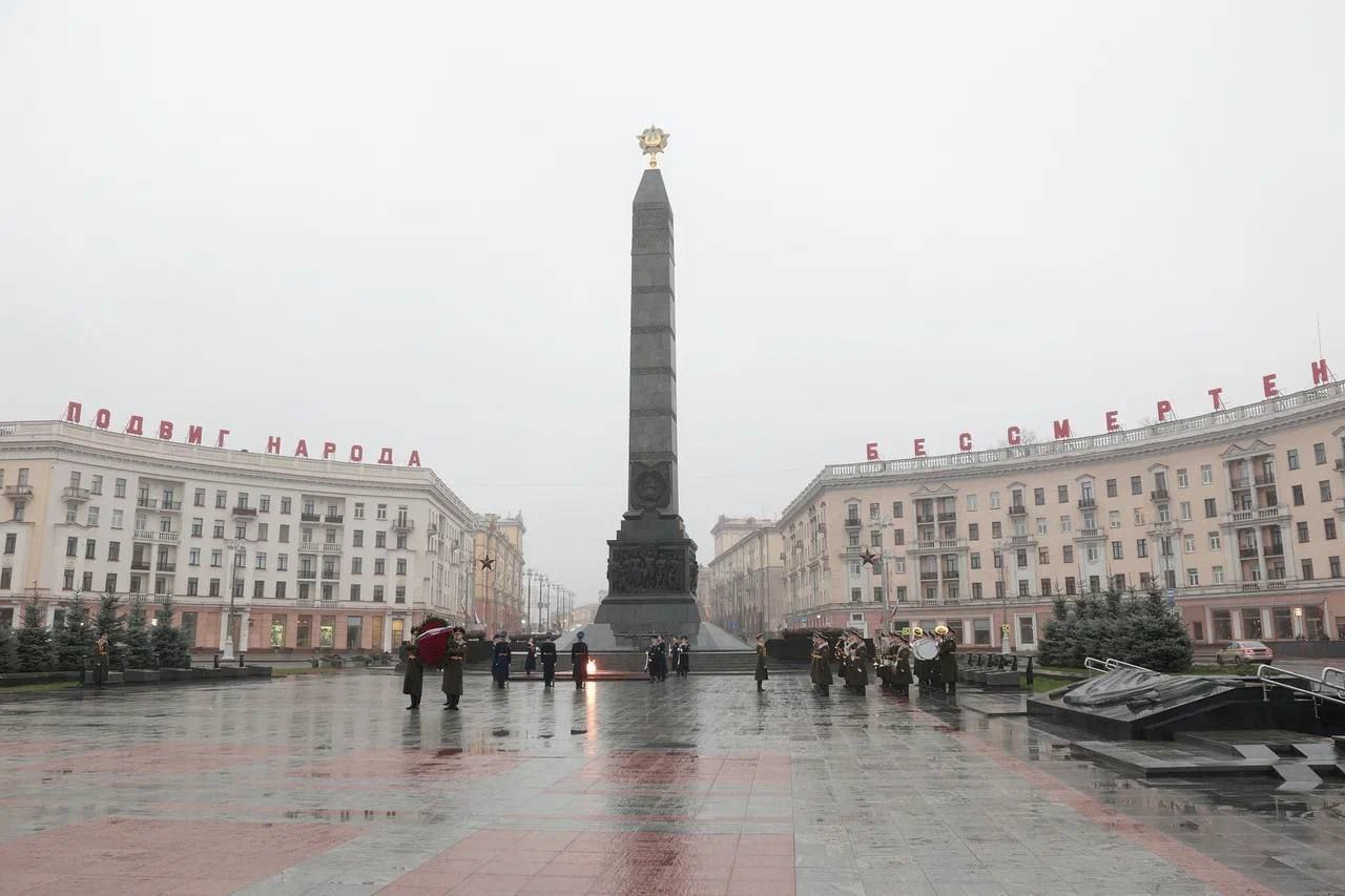 Юрий Слюсарь: Вместе с делегацией Ростовской области мы возложили цветы к подножию величественного монумента Победы в сердце Минска