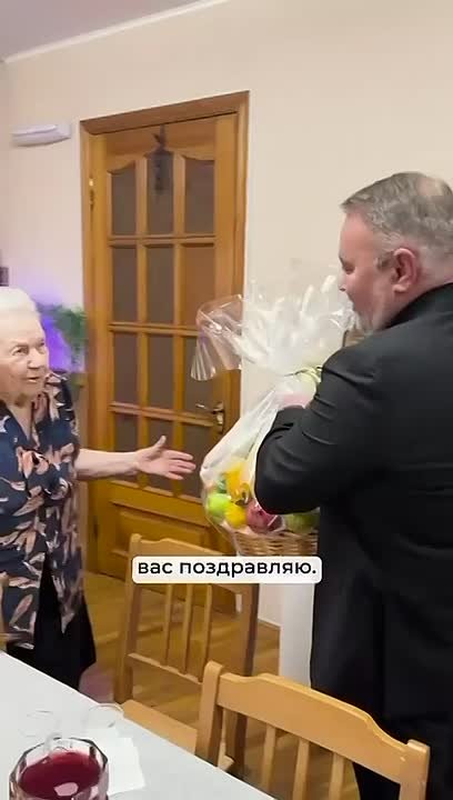 Депутат Законодательного Собрания Ростовской области Магомед Дарсигов поздравил ветерана Великой Отечественной войны Евгению Федоровну Дятчину со 100-летним юбилеем