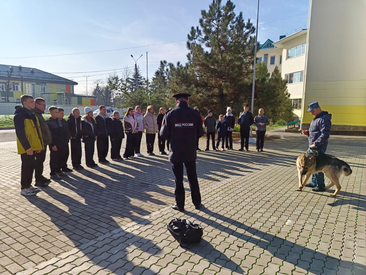В Матвеево-Кургане полицейский встретился со школьниками В Матвеево-Кургане полицейский встретился со школьниками