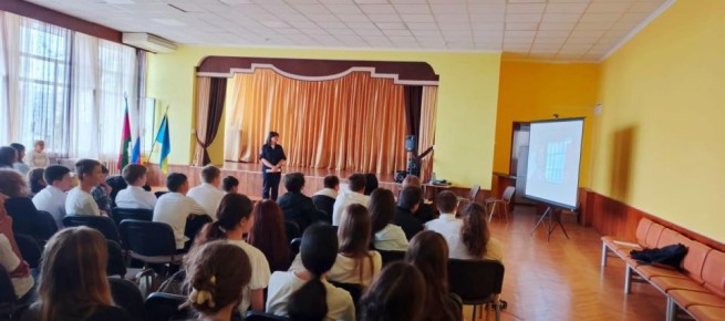 В Туапсе транспортные полицейские обсудили с молодежью противодействие экстремизму