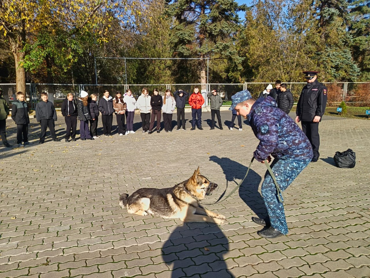 В Матвеево-Кургане полицейский встретился со школьниками В Матвеево-Кургане полицейский встретился со школьниками