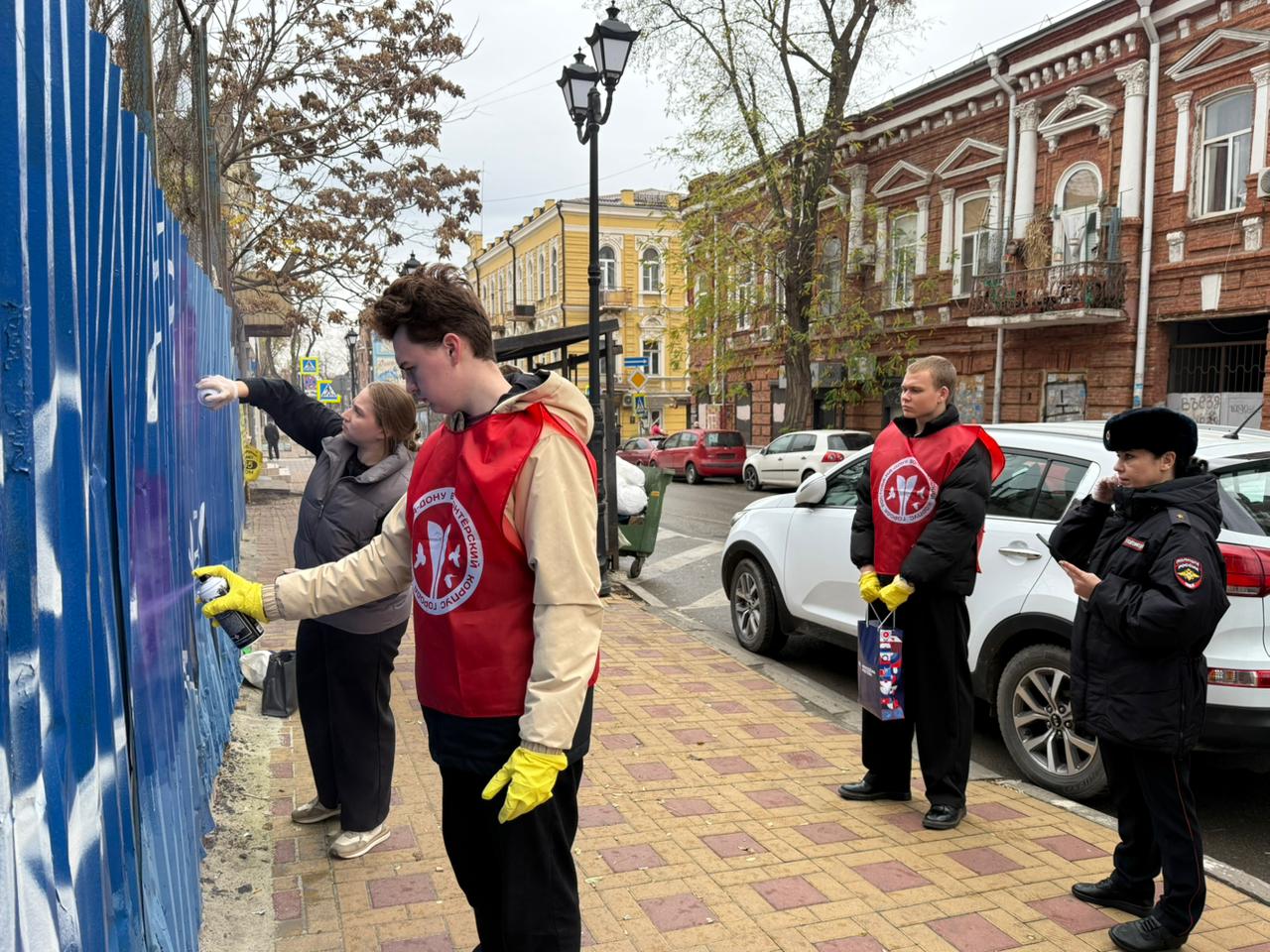 В Ростове полицейские совместно с общественниками приняли участие в масштабной акции по уничтожению уличной рекламы наркотиков «Очистим наши улицы» В Ростове полицейские совместно с общественниками приняли участие в масштабной акции по уничтожению уличной рекламы наркотиков «Очистим наши улицы»