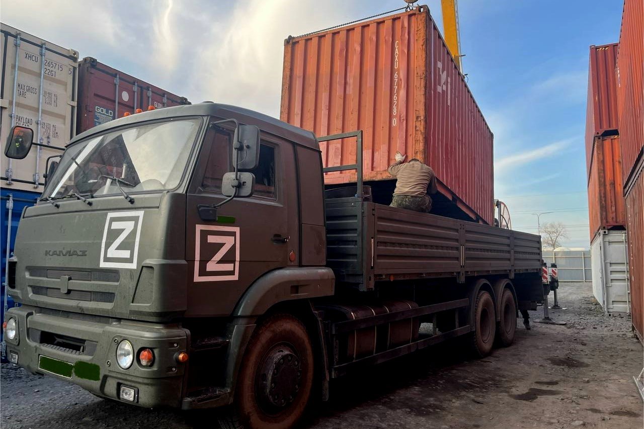 В зону СВО переданы 11 морских контейнеров для нужд военнослужащих ЮВО, сообщает правительство региона