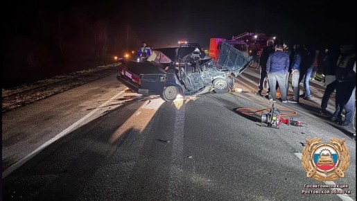 Сотрудники полиции устанавливают обстоятельства ДТП с погибшим и тремя пострадавшими