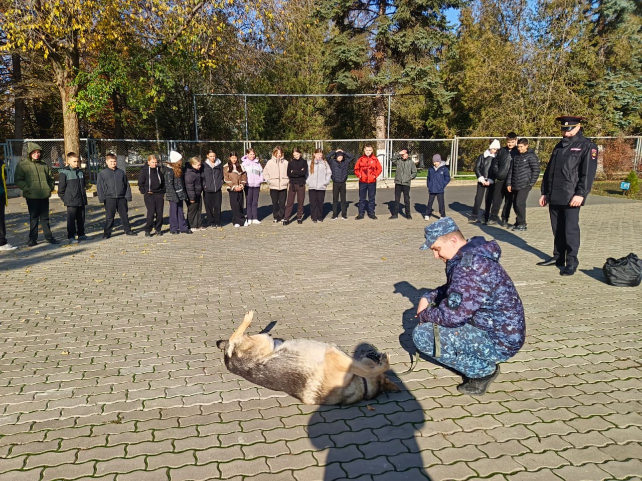 В Матвеево-Кургане полицейский встретился со школьниками