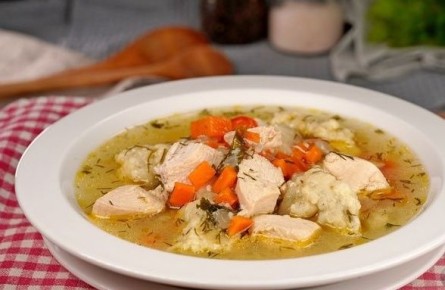 Согревайтесь зимой: аппетитный суп с куриным филе и клёцками