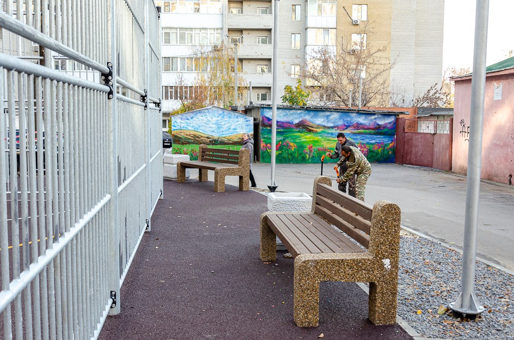 В городе продолжается обустройство детских и спортивных площадок В городе продолжается обустройство детских и спортивных площадок
