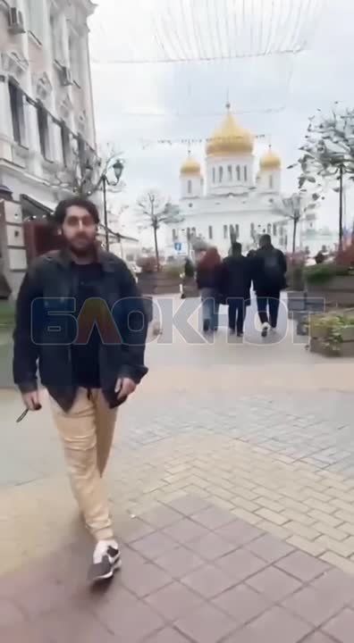 «Ты гадина и конченая мразь!»: ростовчанки надавали по лицу парню за пинок своей собаки