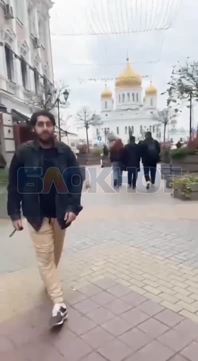 «Ты гадина и конченая мразь!»: ростовчанки надавали по лицу парню за пинок своей собаки