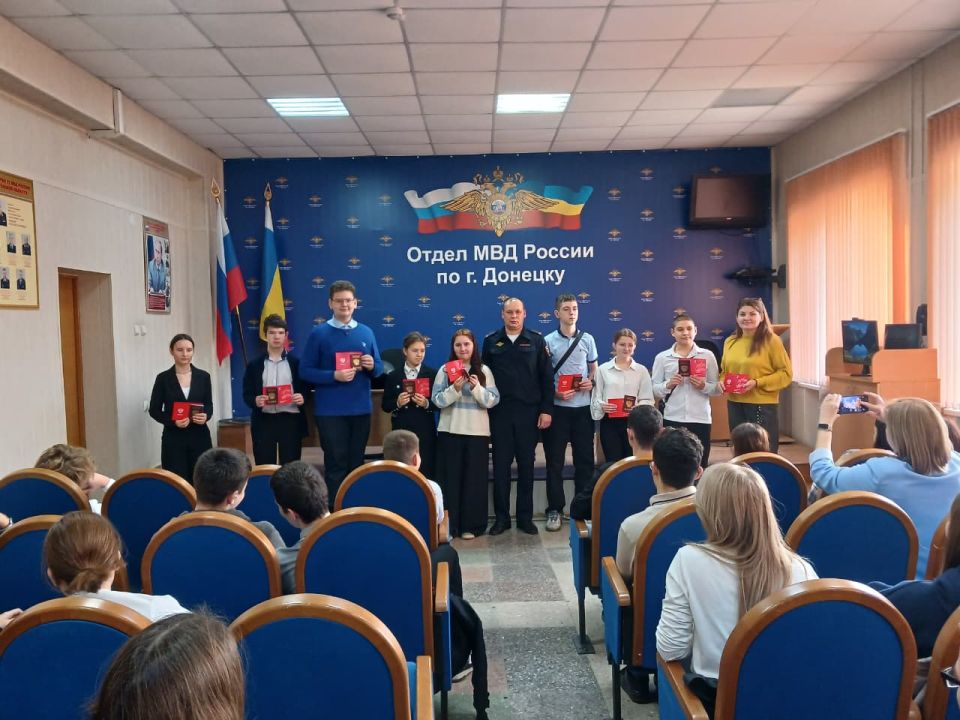 Донецкие полицейские провели экскурсию для школьников и учеников донецкого техникума