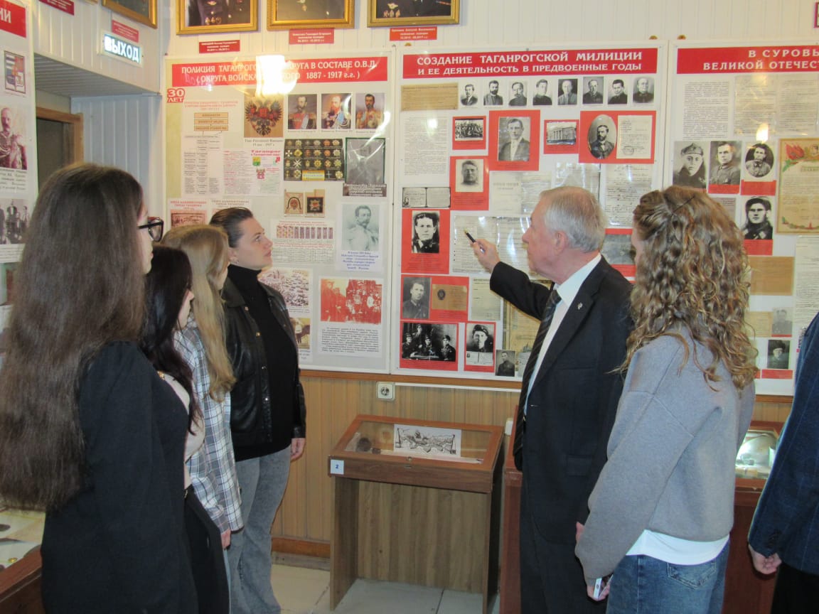 В Музее истории милиции города Таганрога прошла экскурсия для студентов Таганрогского института имени А.П. Чехова В Музее истории милиции города Таганрога прошла экскурсия для студентов Таганрогского института имени А.П. Чехова