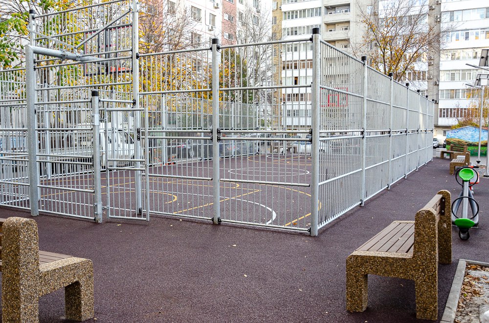 В городе продолжается обустройство детских и спортивных площадок В городе продолжается обустройство детских и спортивных площадок