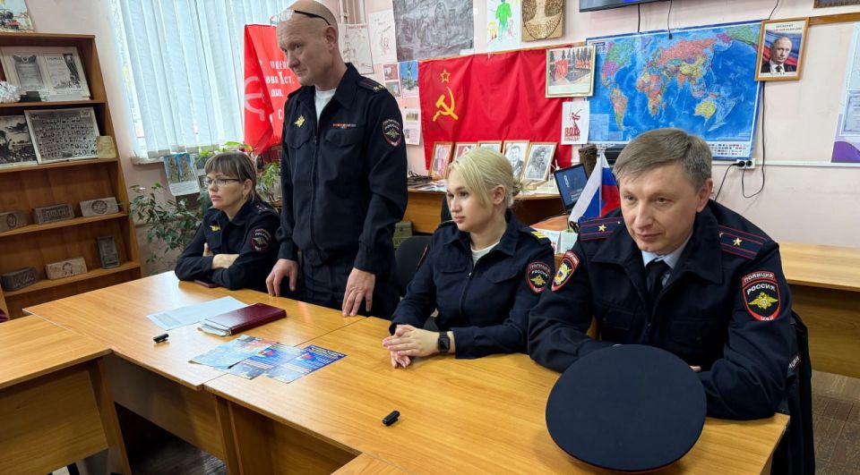 Новочеркасские полицейские провели профориентационное мероприятие со студентами