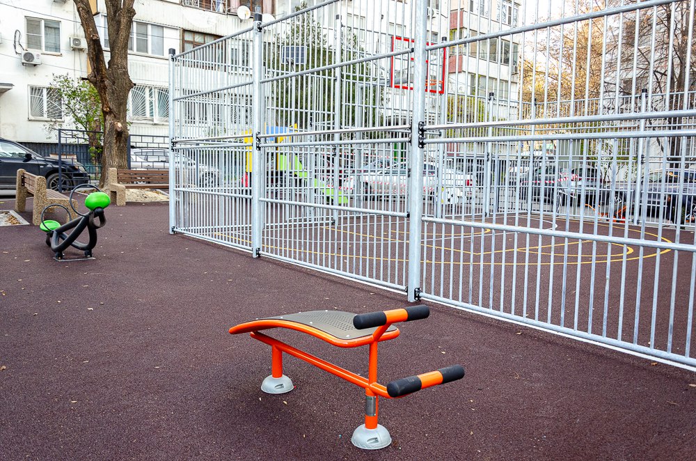 В городе продолжается обустройство детских и спортивных площадок В городе продолжается обустройство детских и спортивных площадок