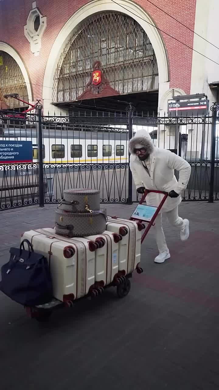 Известный ростовский блогер Николай Василенко упал на железнодорожном вокзале и разбил очки