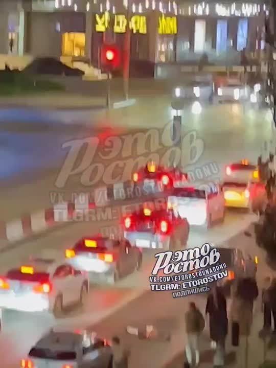 Девушка попала под машину во время побега от своего буйного парня