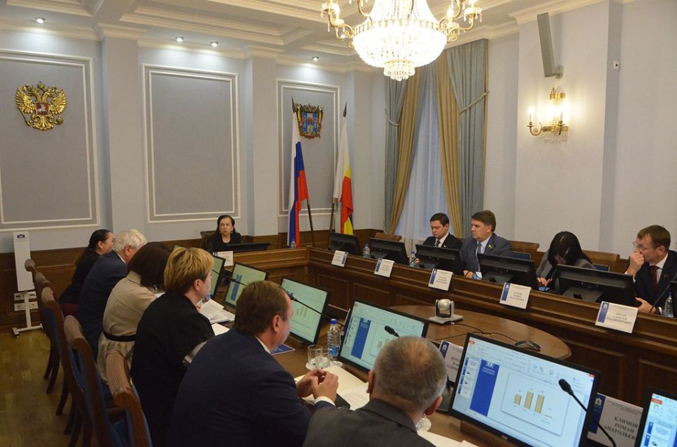 Состоялось заседание комитета областного Законодательного Собрания по регламентным вопросам и депутатской этике, посвященное ходу исполнения приоритетных наказов избирателей, полученных донскими парламентариями