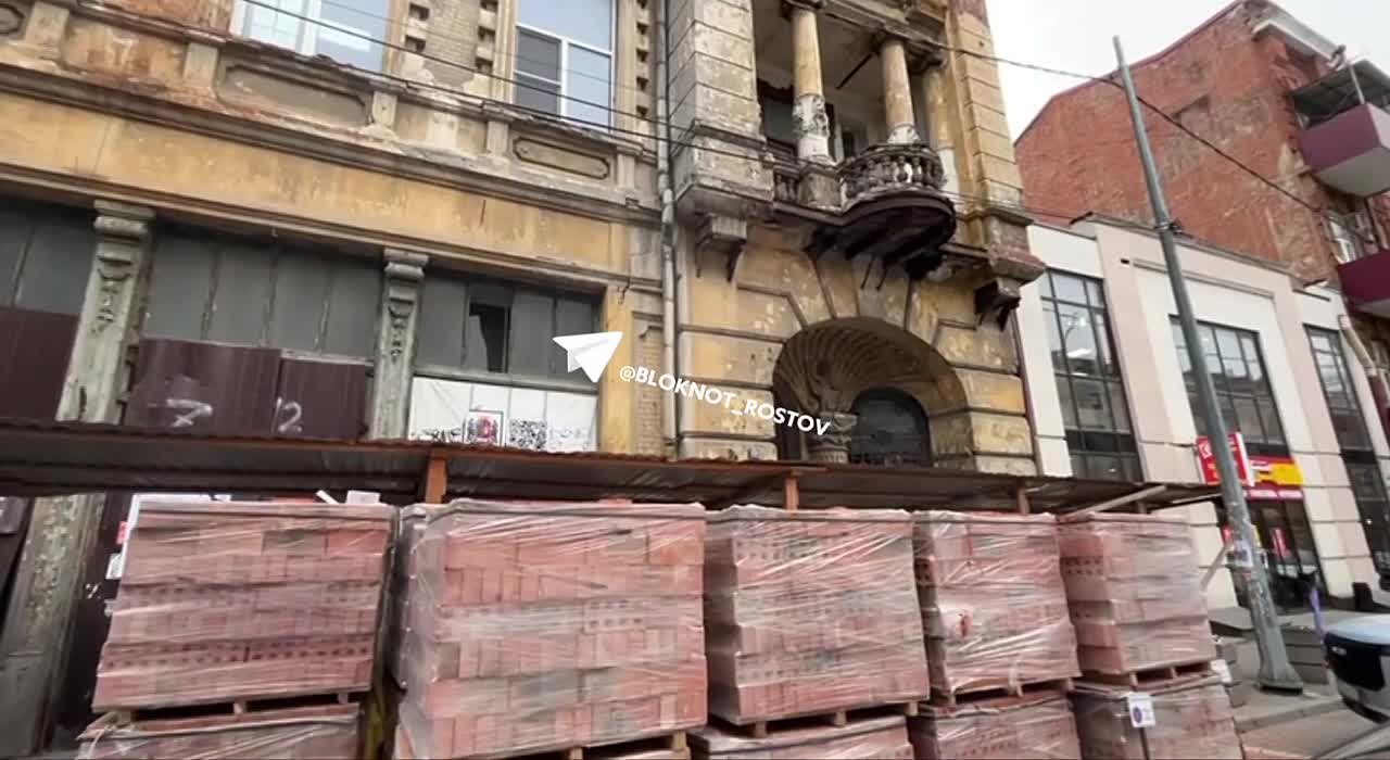 У «Дома с ангелами» в Ростове засуетились рабочие — началась долгожданная консервация