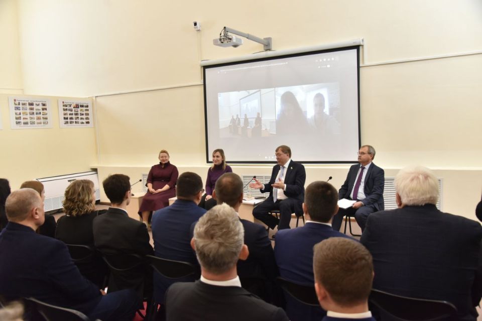 В прошлом году при посещении в Шолоховском районе центра помощи детям, оставшихся без попечения родителей, сложилось понимание, что помимо всех имеющихся форм государственного участия, таким детям на пороге совершеннолетия...