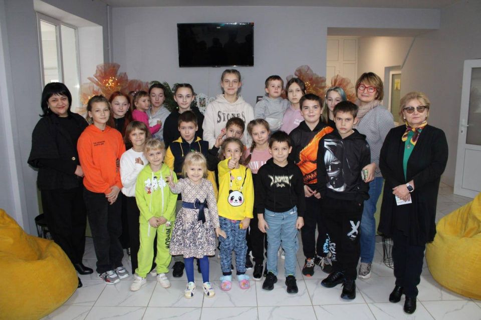 Александр Скрябин: Уважаемые ростовчане!. По инициативе Всероссийской ассоциации развития местного самоуправления мой заместитель по социальным вопросам В.А. Чернышова посетила с гуманитарной миссией город Горловка