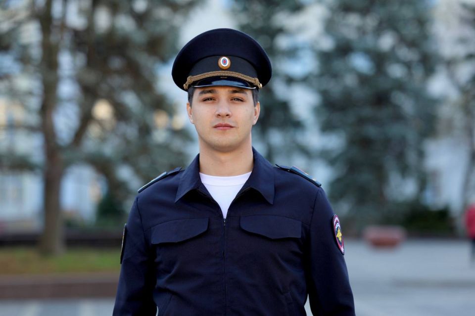 Рамиль Бек-Мурза — старший оперуполномоченный отдела № 3 Управления экономической безопасности и противодействия коррупции ГУ МВД России по Ростовской области желает вам спокойных и безопасных выходных!