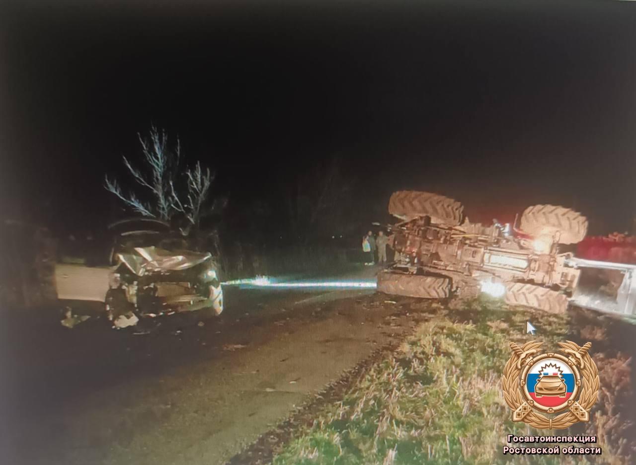 Два человека пострадали в ДТП с трактором в Ростовской области