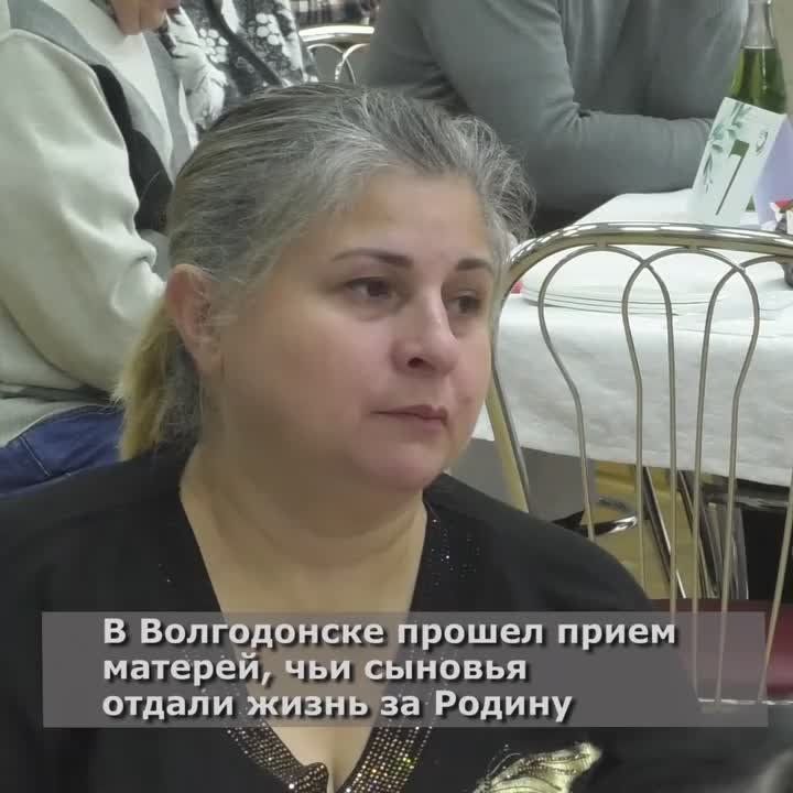 В канун Дня матери в фойе Дворца культуры «Октябрь» собрались те, чье материнское сердце обожжено войной, но переполнено гордостью за своих сыновей